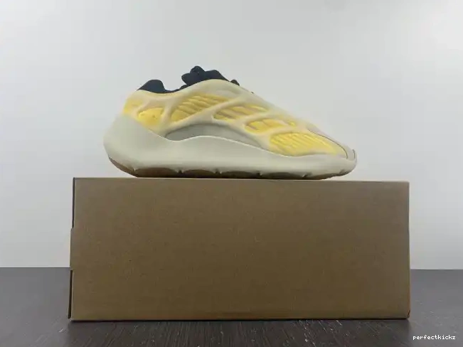 V3 700 Safflower Mono Adidas HP5425 Yeezy 0529